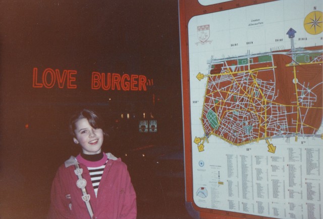 Lilja utenfor "Love Burger" på Pigalle i Paris. Foto: privat