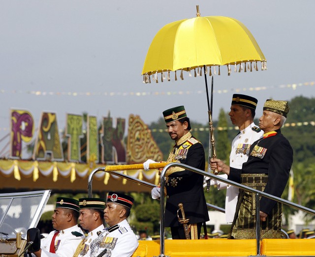 Bruneis Sultan Hassanal Bolkiah i kongelig kjøretøy, inspekterer sine æresstyrker som en del av markeringen for hans 60-årsdag i 2006. AFP PHOTO/ ROSLAN RAHMAN