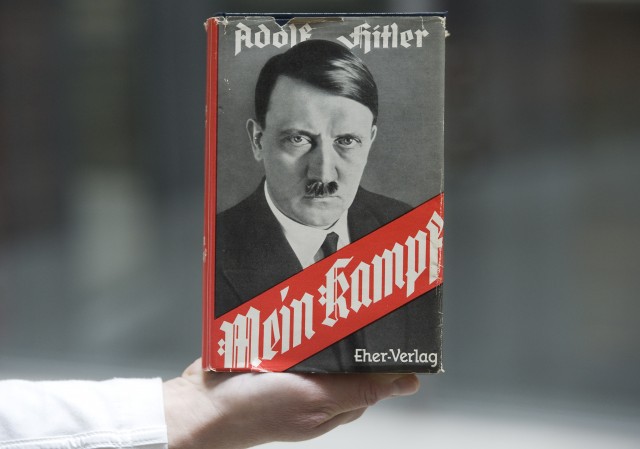 Adolf Hitler, avbildet på omslaget til sin berømte memoar "Min Kamp". (AP Photo/dapd, Lennart Preiss)