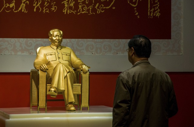 En statue i ekte gull er ett av mange spor man finner etter Mao i Kina. (REUTERS/Stringer)