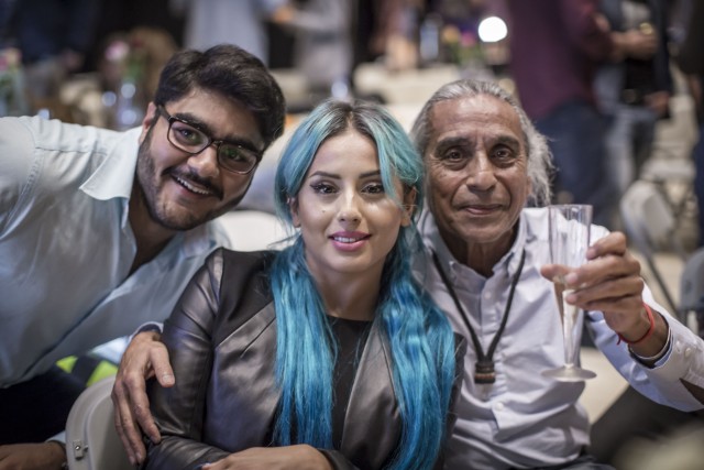 Arslan, Mia og faren hennes på premierefesten til Diktaturet.