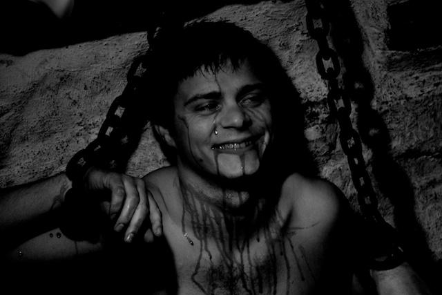 Her er jeg mellom slagene i innspilling av ei scene fra en av Toras mareritt. Som man kan se på smilet mitt er jeg ikke skadet eller fanget på ordentlig, det er bare på film.