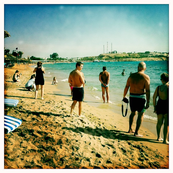 Ubemerket av situasjonen: Stranda i Sharm El Sheikh lørdag 29. januar. Foto: Vilde Batzer