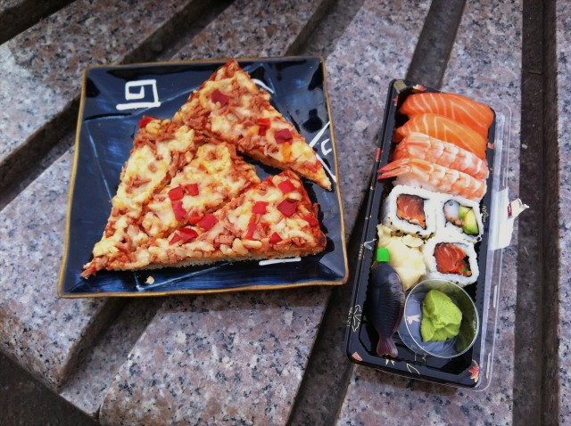 Deilig pizza og deilig sushi