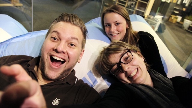 Jørn, produsent Maria og Marie har holdt liv i Vikarmorgen den siste uka, her avbildet i et gladkristent øyeblikk etter sending. (Foto: Katrine Opdahl, NRK P3) Jørn, produsent Maria og Marie har holdt liv i Vikarmorgen den siste uka, her avbildet i et gladkristent øyeblikk etter sending. (Foto: Katrine Opdahl, NRK P3)