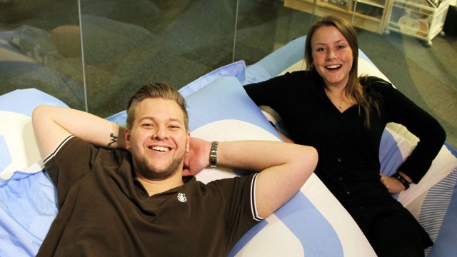 Jørn og Marie tar vikarjobben i Feriemorgen seriøst, her breier de seg i P3s digge saccosekker. (Foto: Katrine Opdahl, NRK P3)