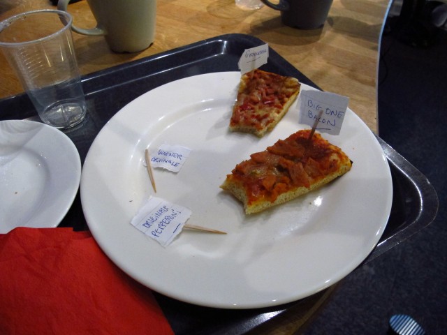 Det var iallefall to pizzastykker som fall i smak hos Yngvar. Foto: Maria Olivia Rivedal (NRK)