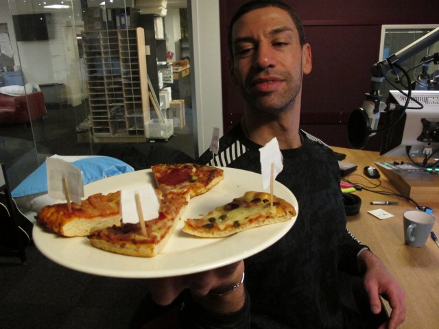 Yngvar Andersen testar frossenpizza. Foto: Maria Olivia Rivedal (NRK)