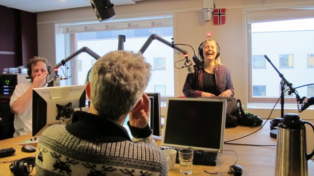 Silje sjekker veska til Knut og ler seg i hjæl.