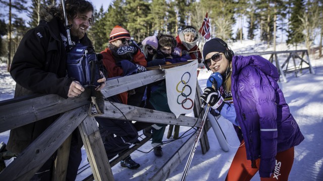 Silje må ta sin vinterquiz-straff og gå 5 mil på ski! (Foto: Jonas Bødtker, NRK P3)