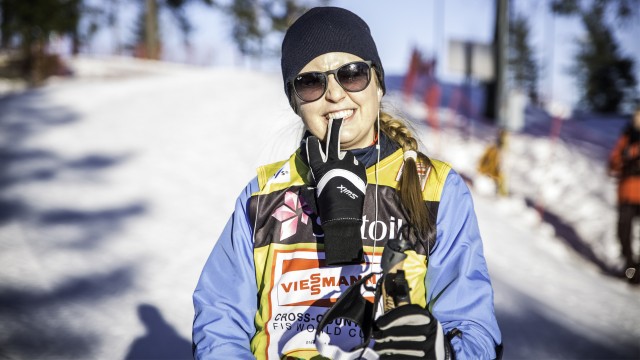 Silje må ta sin vinterquiz-straff og gå 5 mil på ski! (Foto: Jonas Bødtker, NRK P3)