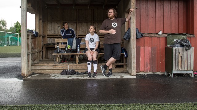 Ronny og Silje på benken (Foto: Jonas Bødtker, NRKP3)