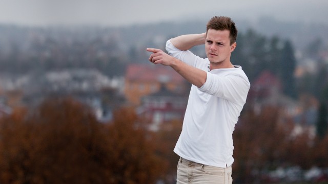 Yngve på photo shoot da han hadde kjøpt inn nye og trendy gensere. Foto: Kim Erlandsen / NRK P3