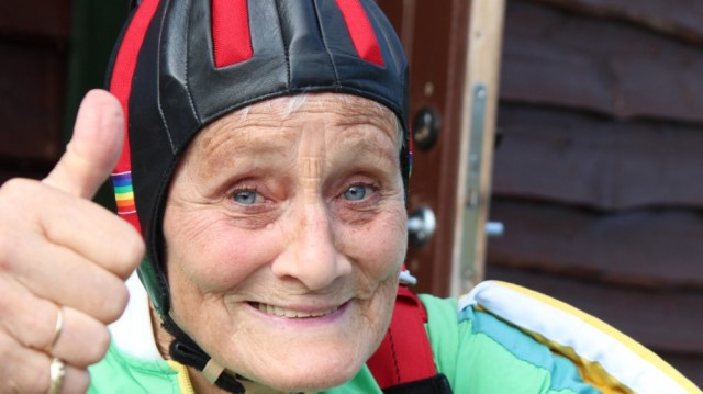 Hildur (79) før fallskjermhoppet. Foto: Magnus Aasheim / NRK. 
