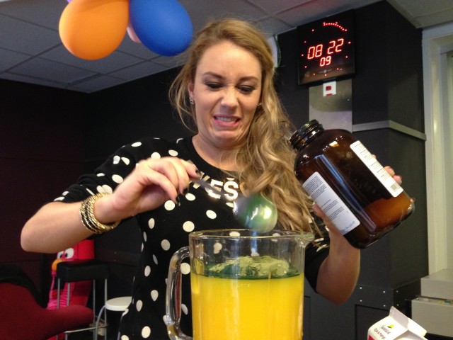Ida lager deilig smoothie. Foto: Maria Olivia Rivedal / NRK P3