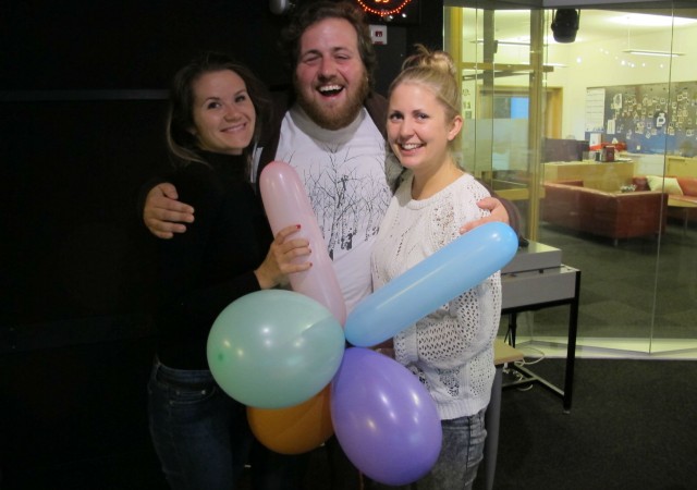 P3morgen med bursdagbarnet i midten! Foto: Maria Olivia Rivedal / NRK P3