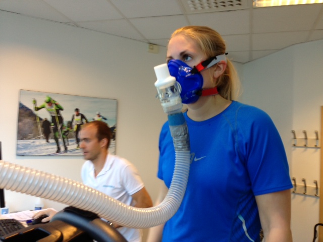 Silje med oksygenmaske på tredemølla.