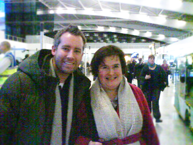 Susan Boyle og Popsalongens produsent Øyvind Thoen i het omfavnelse på Londons Heathrow Airport.