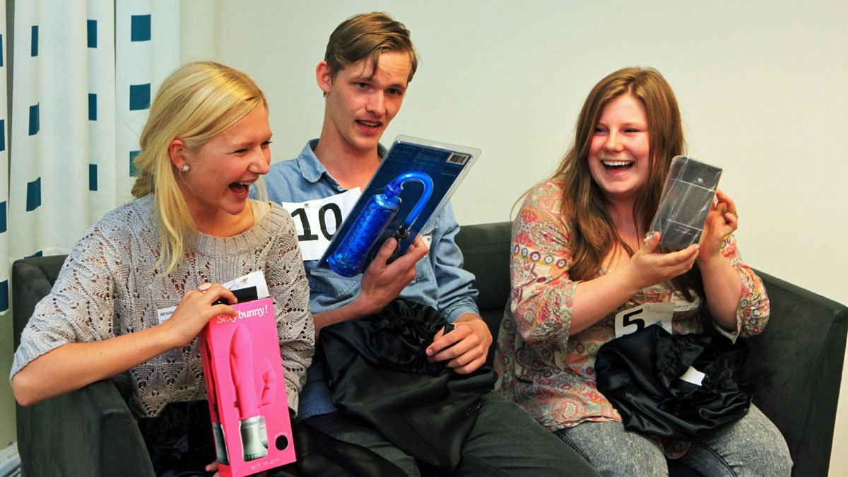 Julie, Krister og Oda deler sin begeistring under et av intervjuene til Trekant 2. (Foto: Katrine Opdahl, NRK P3)
