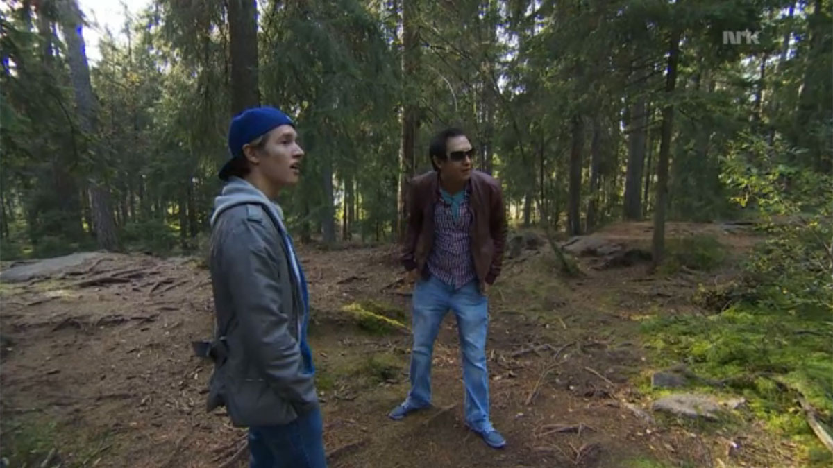 Benjamin på skogstur for å lære mer om cruising  i episode 5. (Foto: NRK)