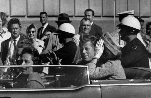 Det er fortsatt mange teorier om hvem som drepte John F. Kennedy, her sammen med kona Jacqueline. (Foto: AP Photo file)