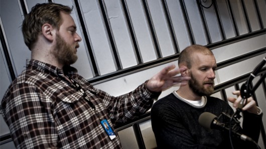 Tore instruerer Bård i jobben som programelder for RR. (Foto: Vidar Josdal, NRK)