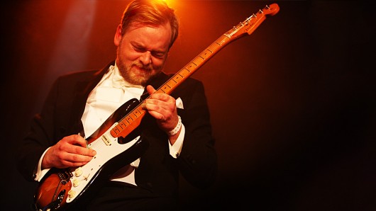 Tore spiller gitar på jingle-showet på Rockefeller (Foto: Kim Erlandsen, NRK P3)