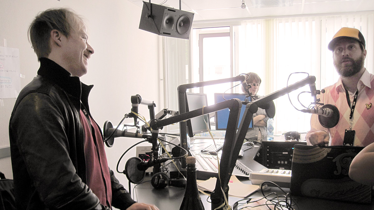 Erlend og Steinjo i studio under første sending. (Foto: Nrk)